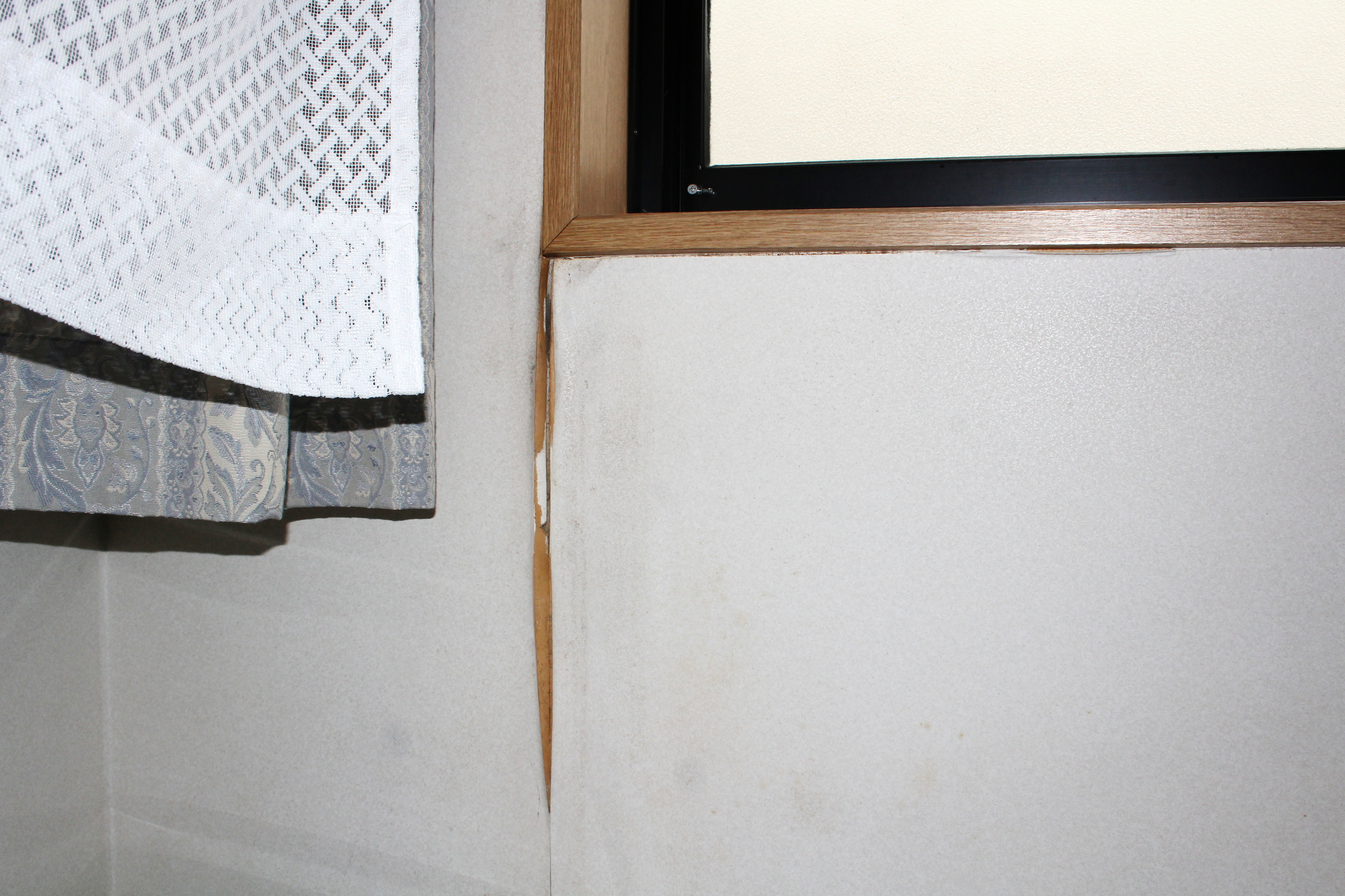 窓周りの雨漏り箇所　写真素材