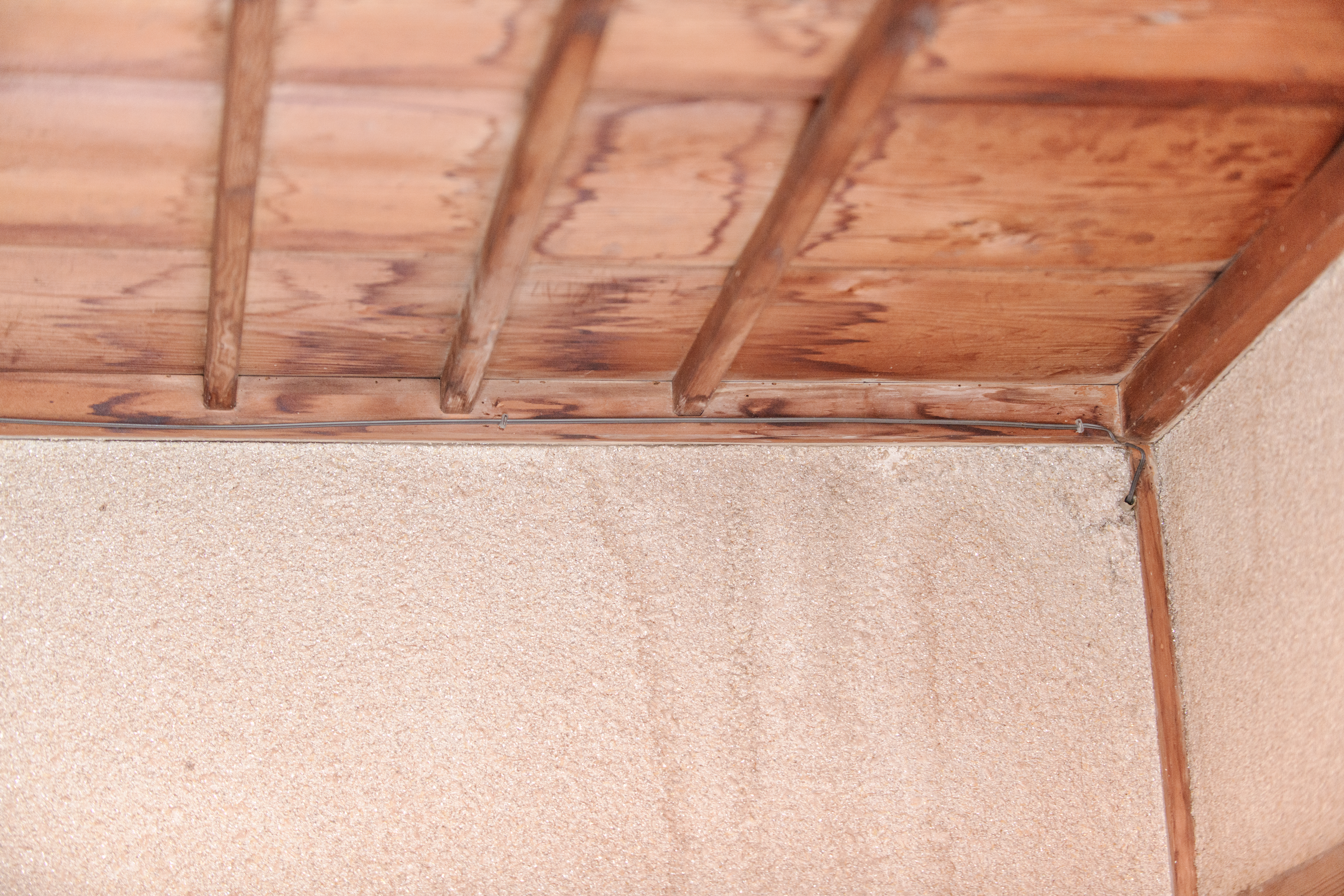 古民家の天井と壁に残る雨漏りの痕